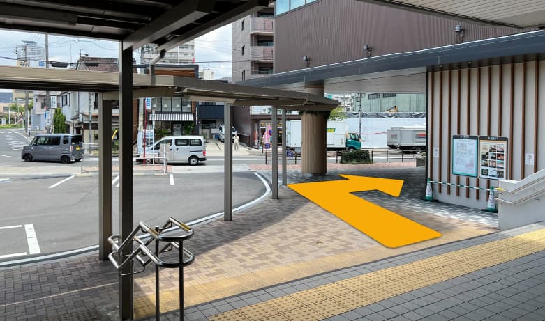 東出口を出たら正面道路を右手側に進みます